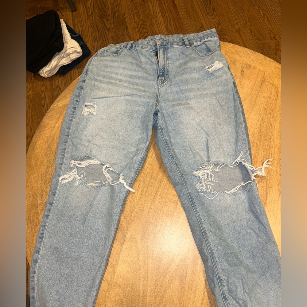 Curvy mom jean american eagle light wash distressed size 16 short